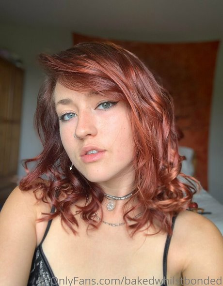 Bakedwhilstbonded model nude pic