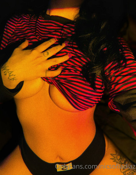 Nicsofiadiaz model beautiful image