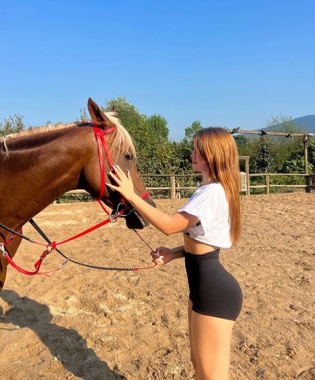 baharkayaar model nice img