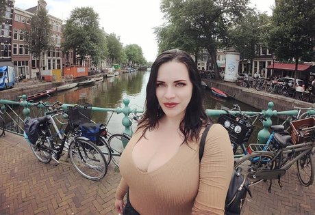 Kinsey Osborn sexy actress images