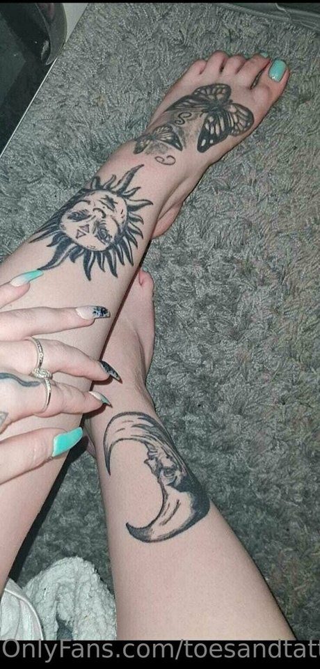 toesandtattsxo nude pornstar pic