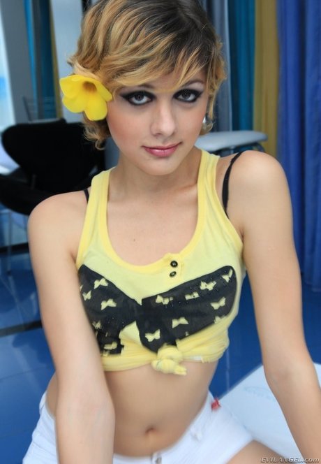 Candice TS art model picture