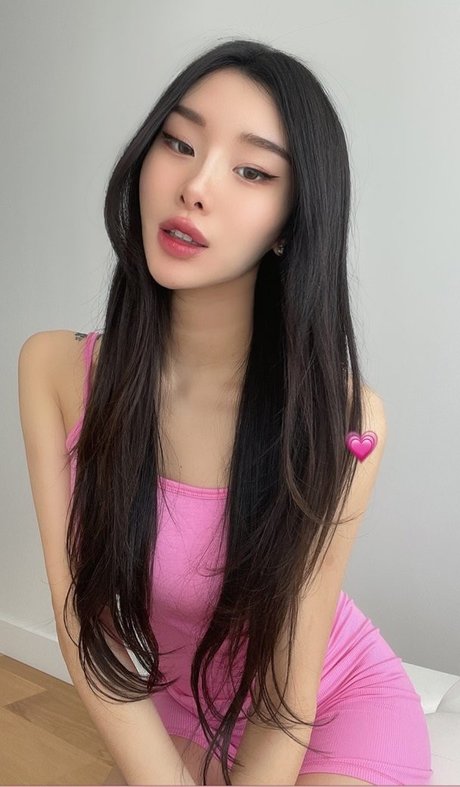 Mari Bambei naked model photos