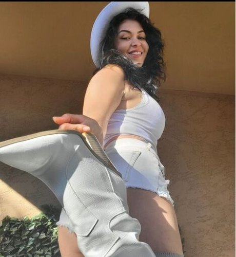 Pinksaltmoon model pretty archive