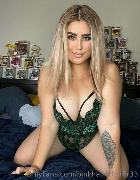 pinkhairedgirlfr33 naked model picture