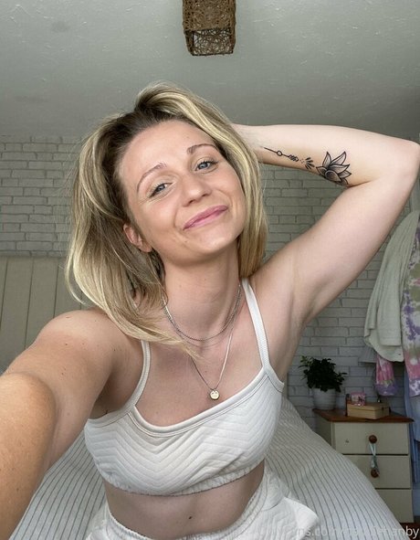 NatalieHanby naked model pic