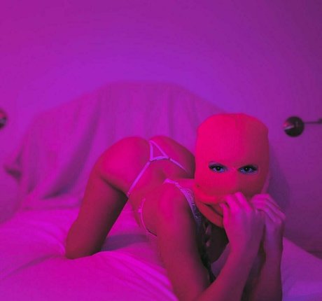 Bellabluntz model hot img