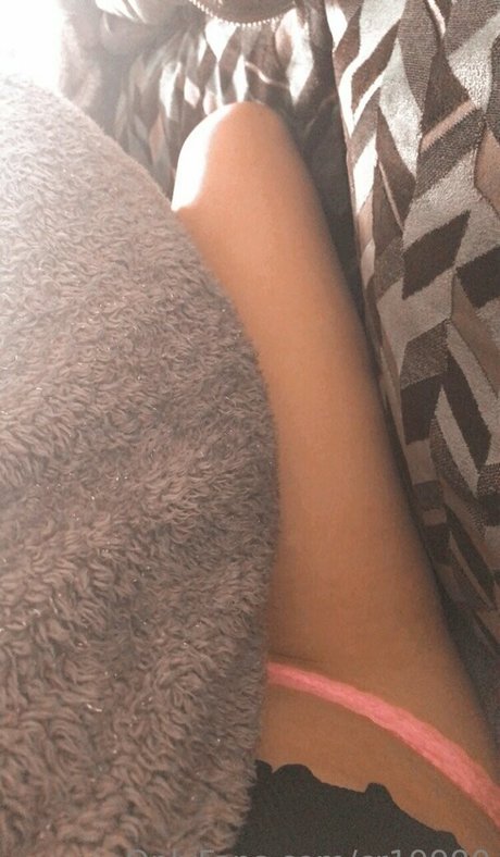 cr19990 naked model photos