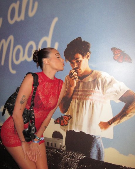 Olivia OBrien naked model img