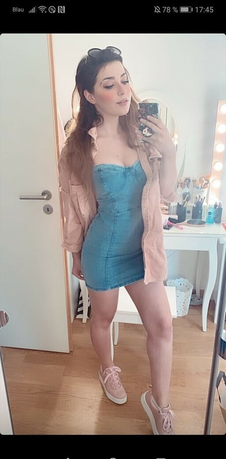 AnniTheDuck model porn picture