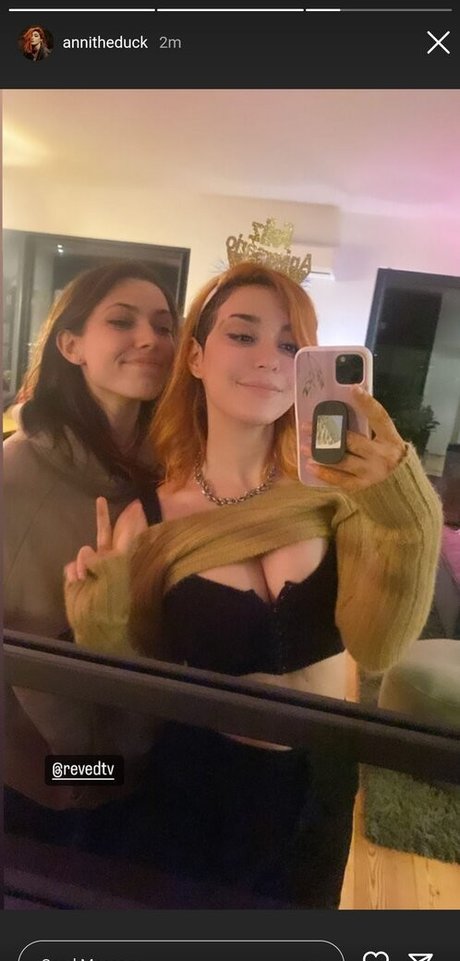 AnniTheDuck pornographic actress pictures