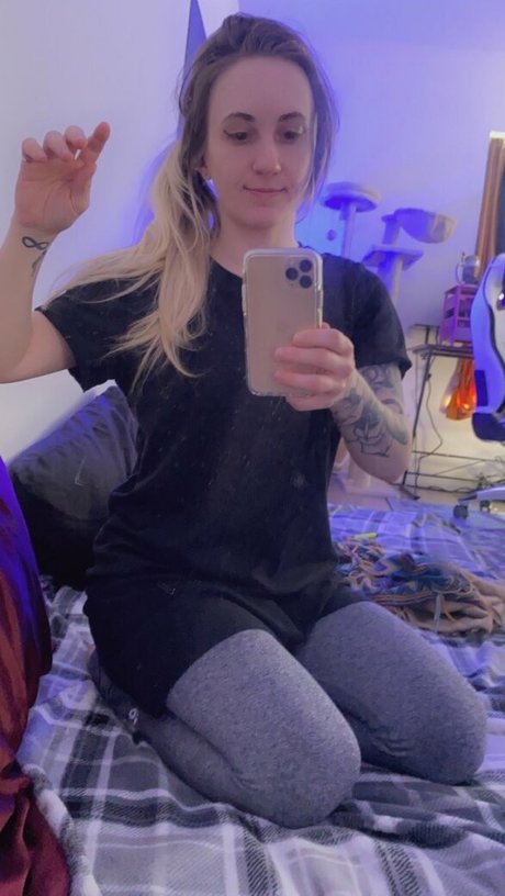 Nicholena model top archive