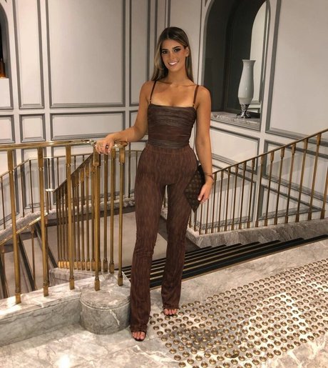 Develique hot model image