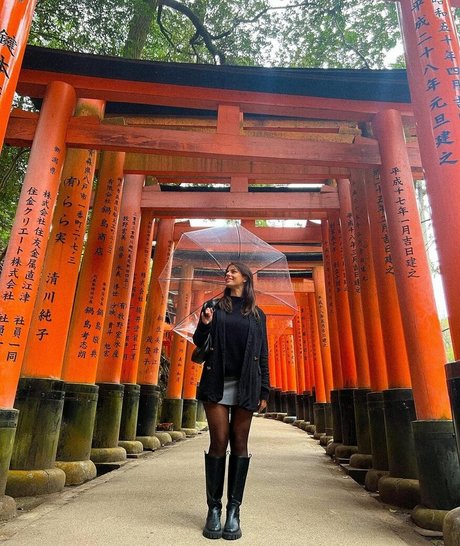 Develique model nice image