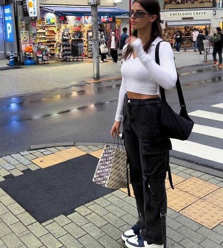 Develique adult actress img