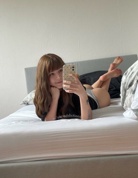 Zaraddiction naked pornstar img