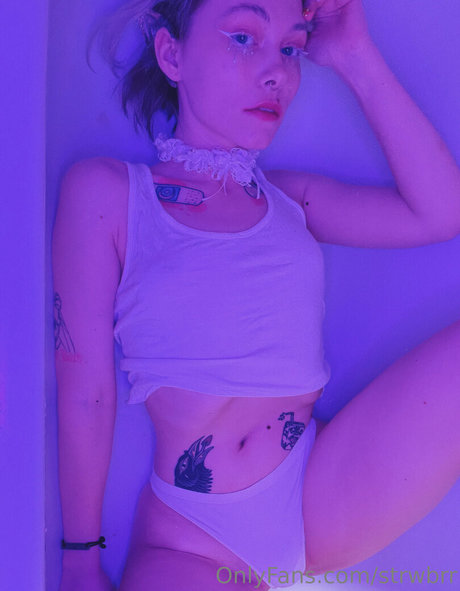 strwbrr star naked image