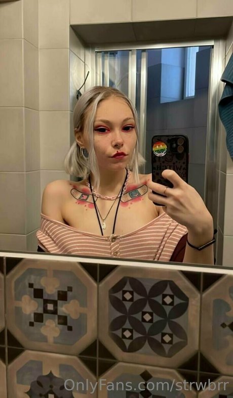 strwbrr erotic model archive