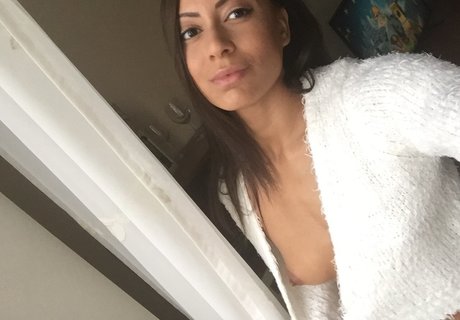 Cassie Del Isla beautiful actress picture