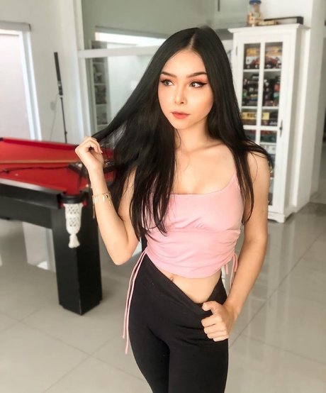 Eduarda Yuni model naked image