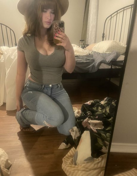 Hollyhawthorne art model pic