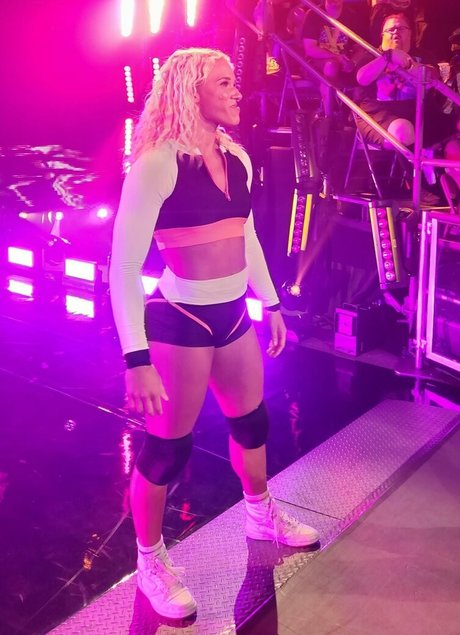 Sol Ruca model photo