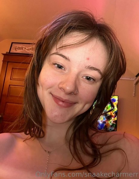 snaakecharmerr model top img