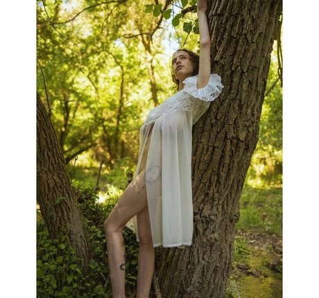 Yasmin avrahami art model pic