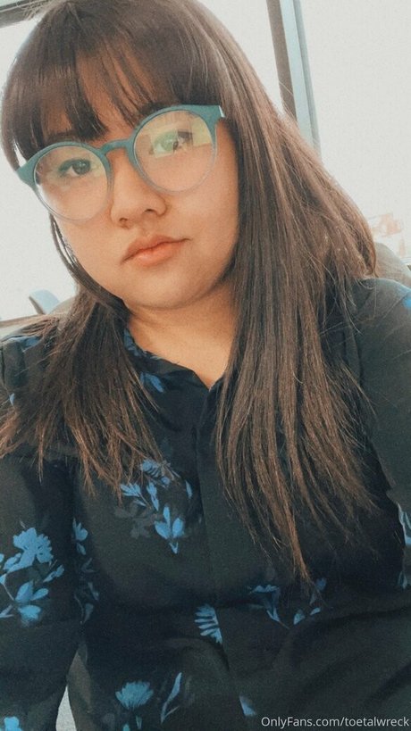 toetalwreck adult model pic