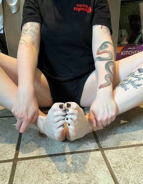 loritoes32 Profile pic