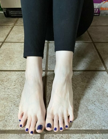 loritoes32 pornstar naked picture