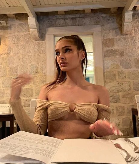 Brighton Rosie Sharbino top model img