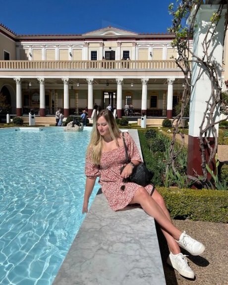 Naomi Kyle nice actress img