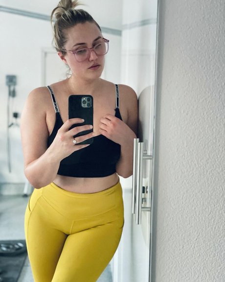 Naomi Kyle xxx pornstar pics