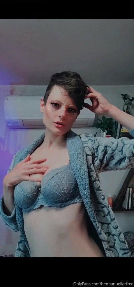 hennanuellerfree naked actress pic