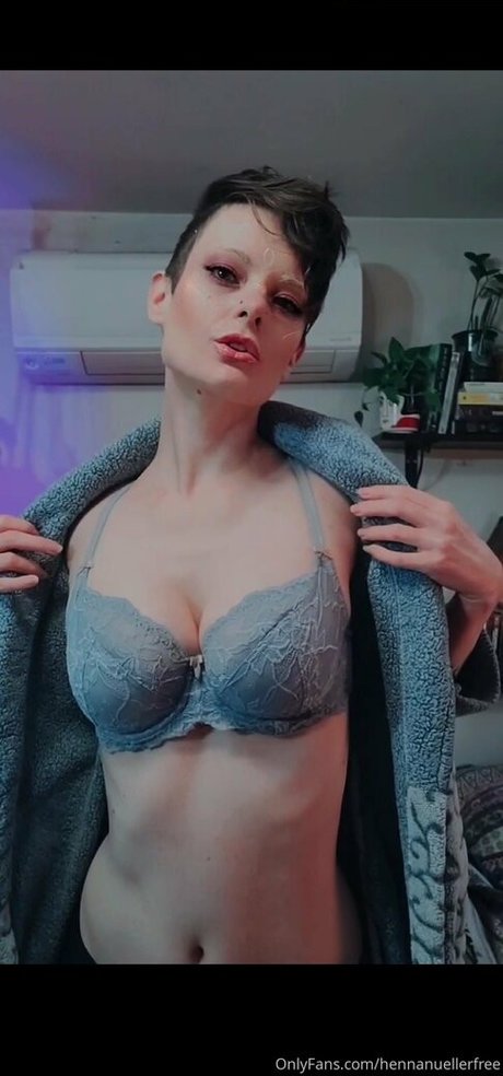 hennanuellerfree model erotic picture