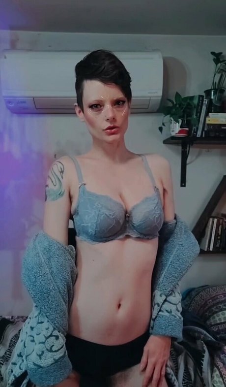 hennanuellerfree star naked pictures