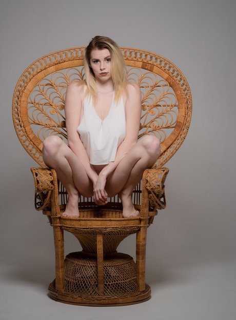 Riah Lynn sex model gallery