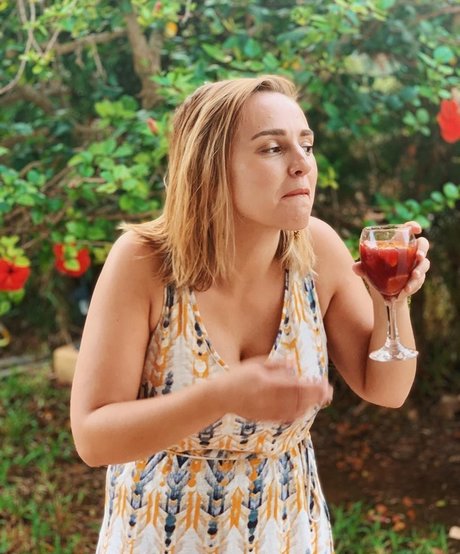 Hannah Witton art model photo