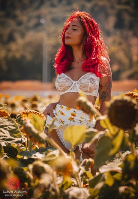 QueenREd model naked gallery