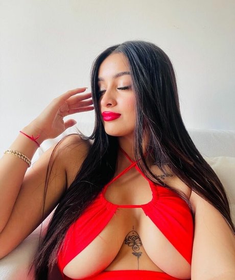 Seleneitor star beautiful pictures