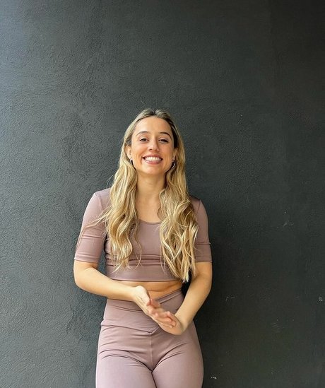 ampipenia nude model img