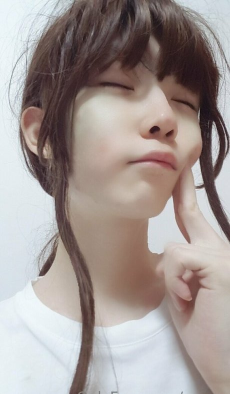 ywzzz erotic model photo