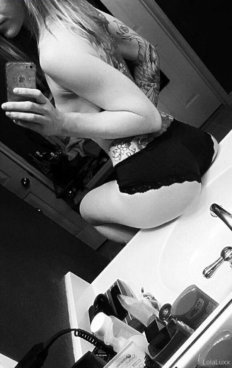 lolaluxx porn model picture
