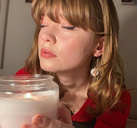 Maisie Peters model naked picture