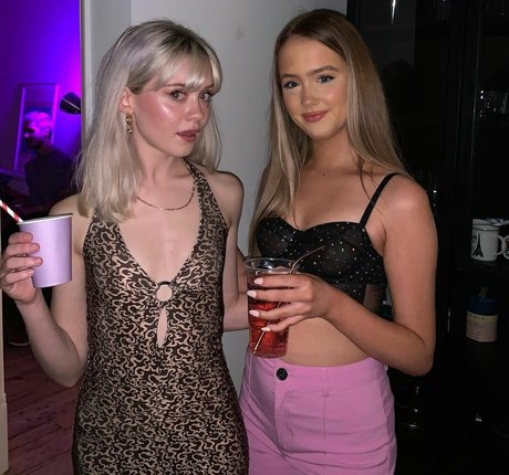 Maisie Peters star sexy gallery