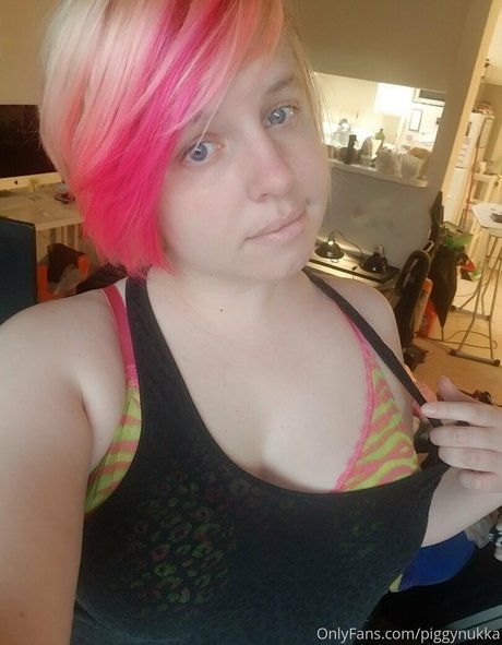piggynukka model erotic picture