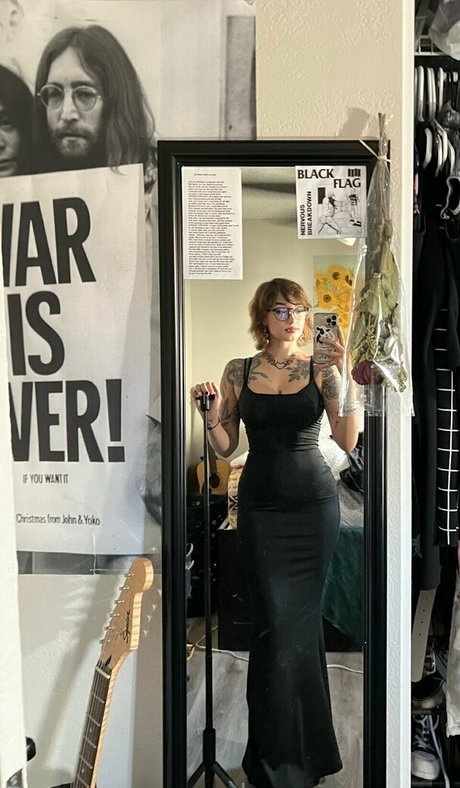 Roseredroom model naked pic