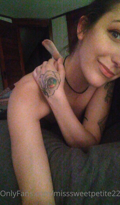 misssweetpetite22 exclusive model image