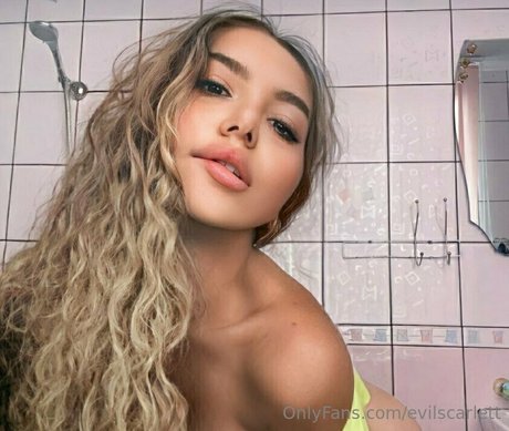 evilscarlett star naked photos